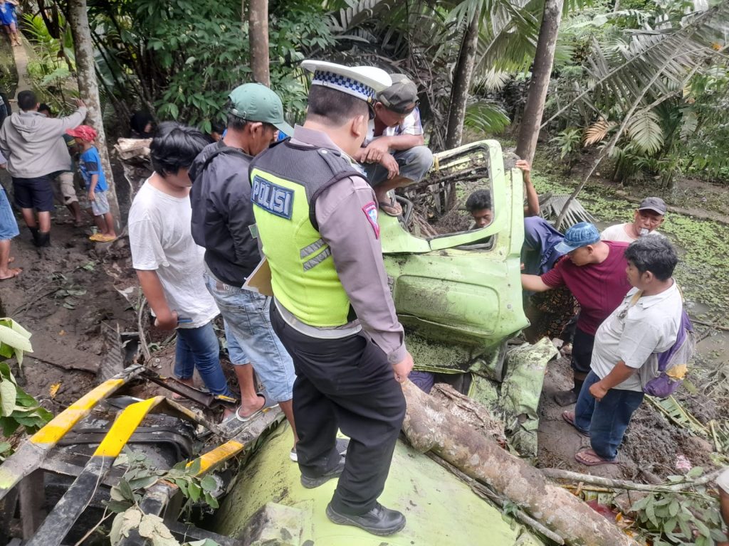 Truk CPO Terjun ke Jurang di Parsalakan Tapsel, 1 Tewas   