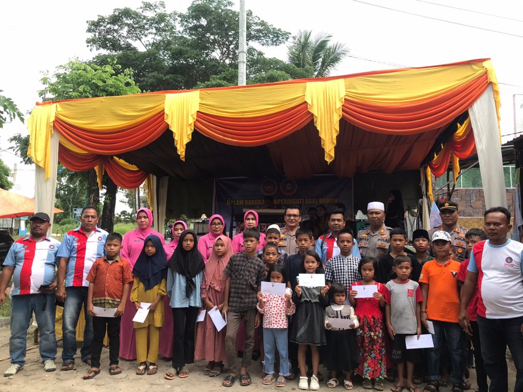 Peringati May Day, Organisasi Buruh di Paluta Santuni Anak Yatim   