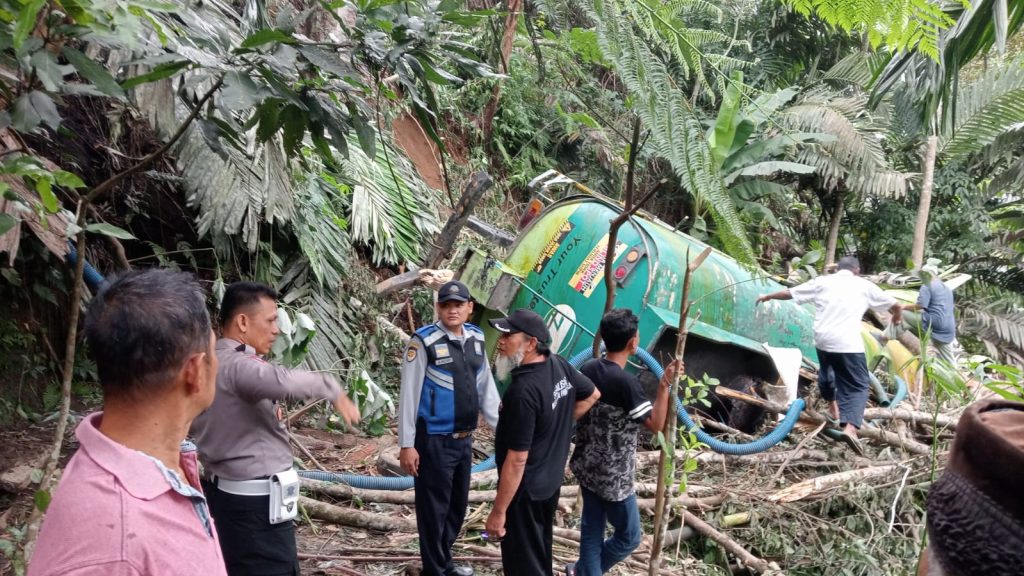 Polres Tapsel Pantau Pra Evakuasi Truk CPO yang Kecelakaan   