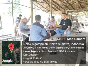 Bhabinkamtibmas Polsek Dolok Duduk Satu Meja dengan Warga