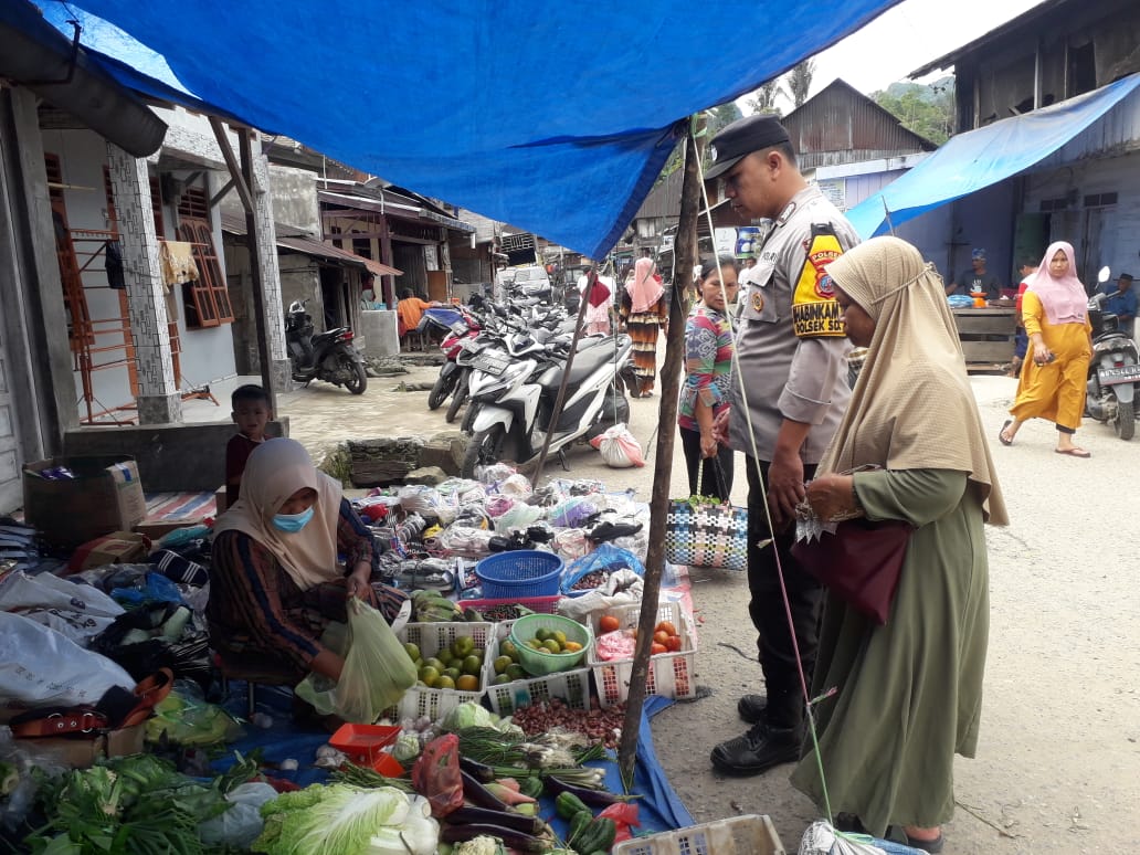 Polsek SD Hole Hadir di Pasar