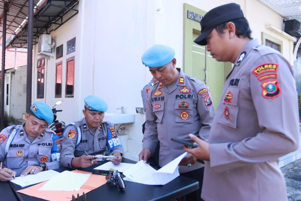 Si Propam Polres Tapsel Periksa Puluhan Pucuk Senpi Personel