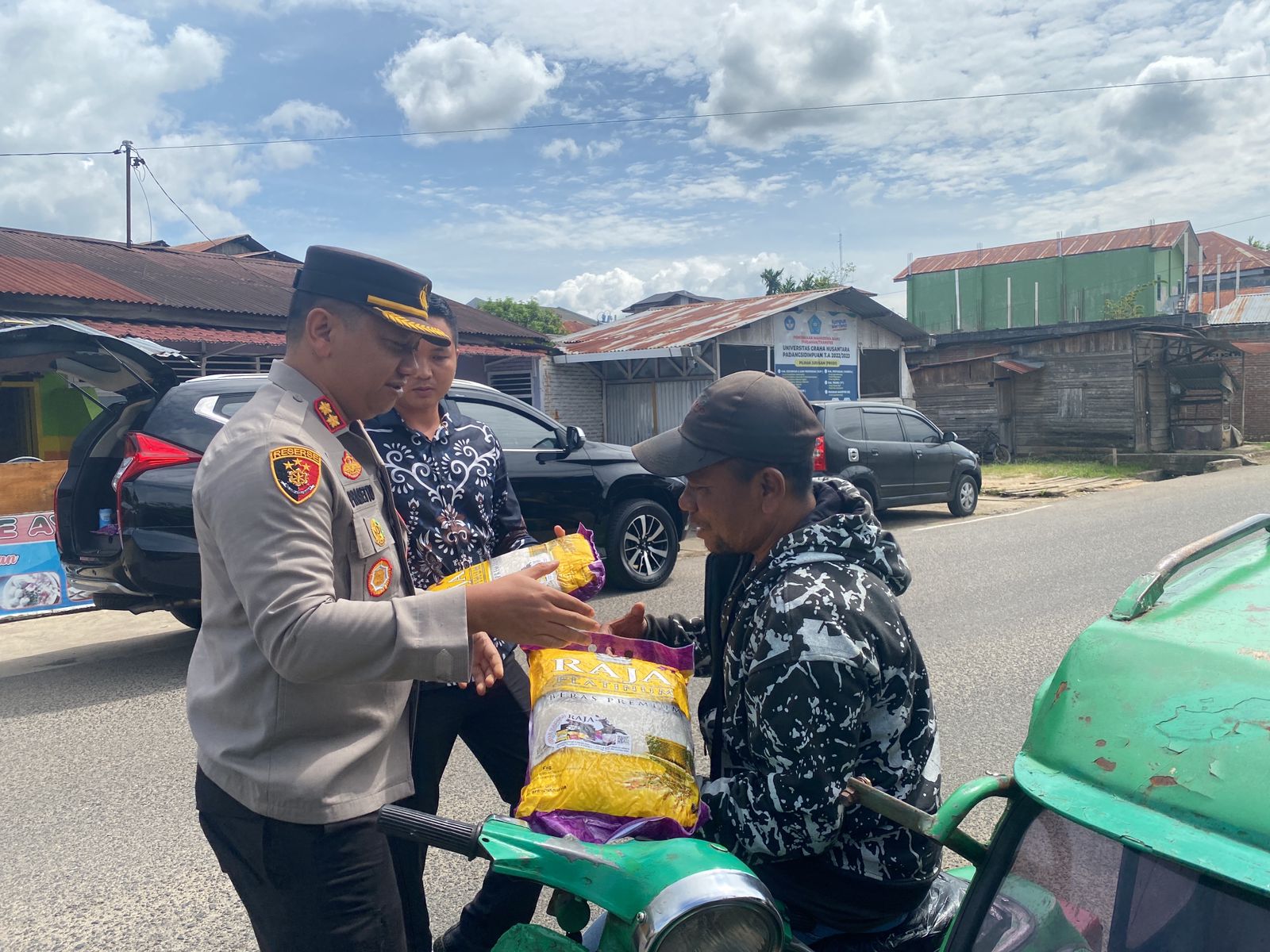 Kapolres Padangsidimpuan Bagi Bantuan ke Parbetor