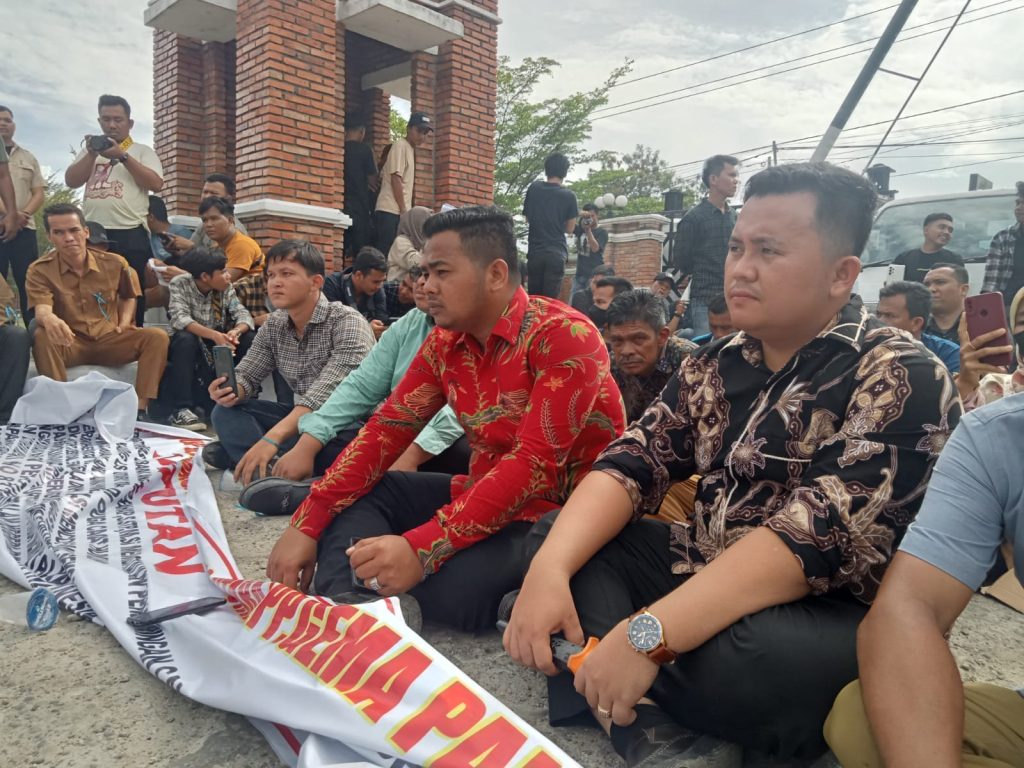 Gema Paluta Bersama Puluhan Perangkat Desa Geruduk Kantor Bupati