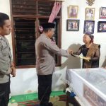 Kasat Binmas Polres Tapsel Melayat ke Rumah Duka Purnawirawan 