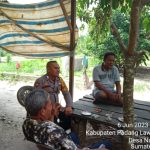 Sederhana Bhabinkamtibmas Polsek Dolok Saat Bercengkrama dengan Warga