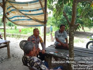 Sederhana, Bhabinkamtibmas Polsek Dolok Saat Bercengkrama dengan Warga