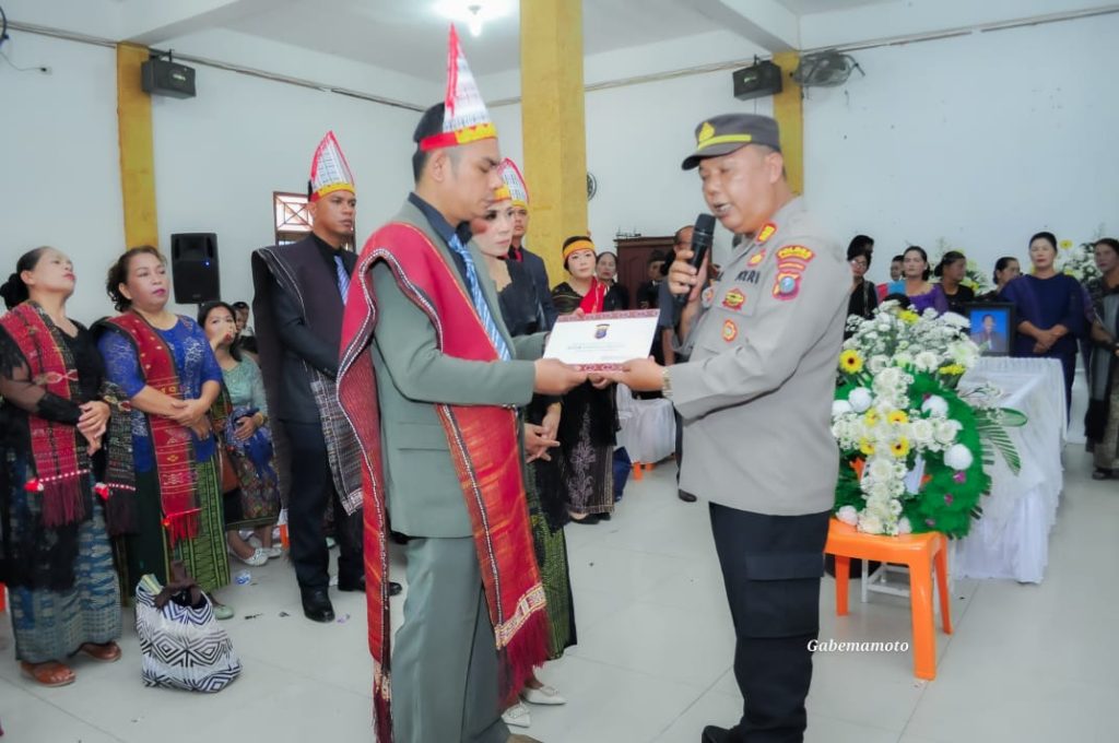 Kasat Binmas Polres Tapsel Beri Penghiburan atas Meninggalnya Purnawirawan