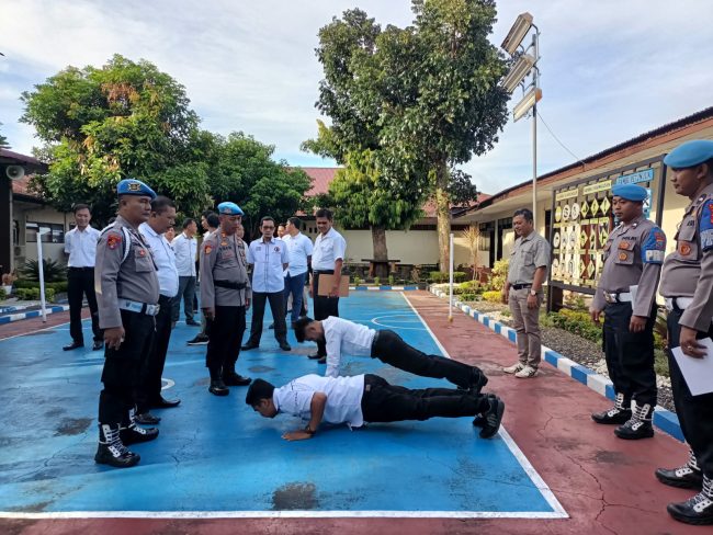 Kasi Propam Polres Tapsel Push Up Personel Tak Taat Aturan