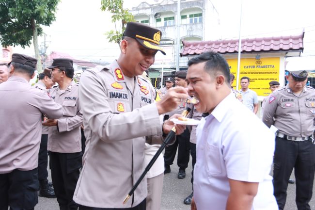 Kapolres Tapsel Beri Kejutan ke Personel yang Ulang Tahun