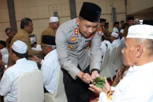 Bersama Bupati, Kapolres Tepung Tawari Calhaj Asal Tapsel