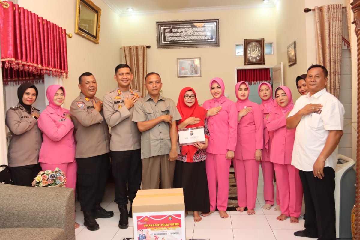 Kapolres Tapsel dan Ketua Bhayangkari Anjangsana