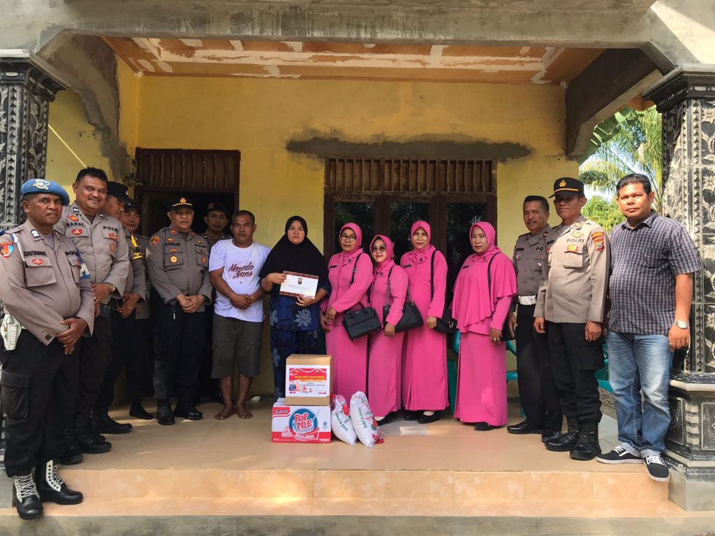Polsek Padang Bolak Anjangsana ke Personel yang Sakit Menahun   