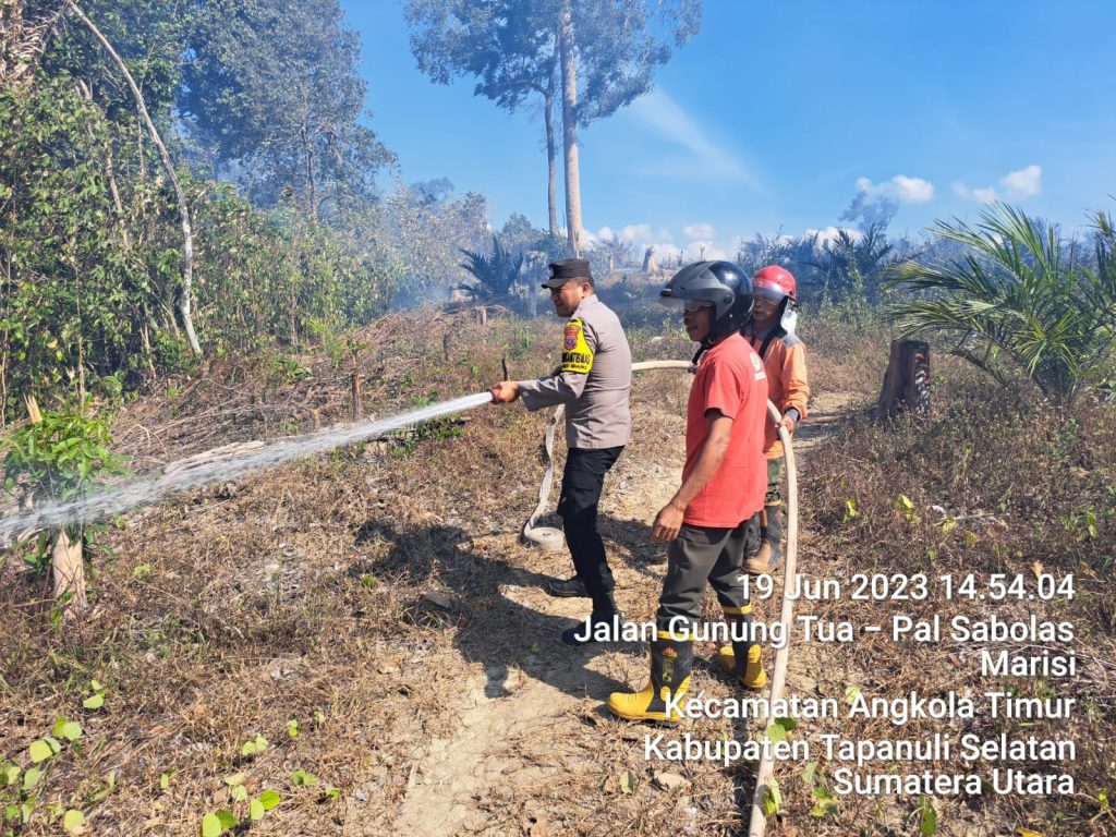 Lahan Seluas 1 Hektare Terbakar, Kapolsek Padang Bolak Turun Tangan