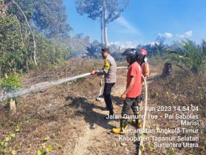 Lahan Seluas 1 Hektare Terbakar, Kapolsek Padang Bolak Turun Tangan