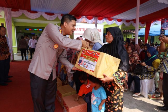 Kapolres Tapsel Bantuan Makanan Anak Stunting