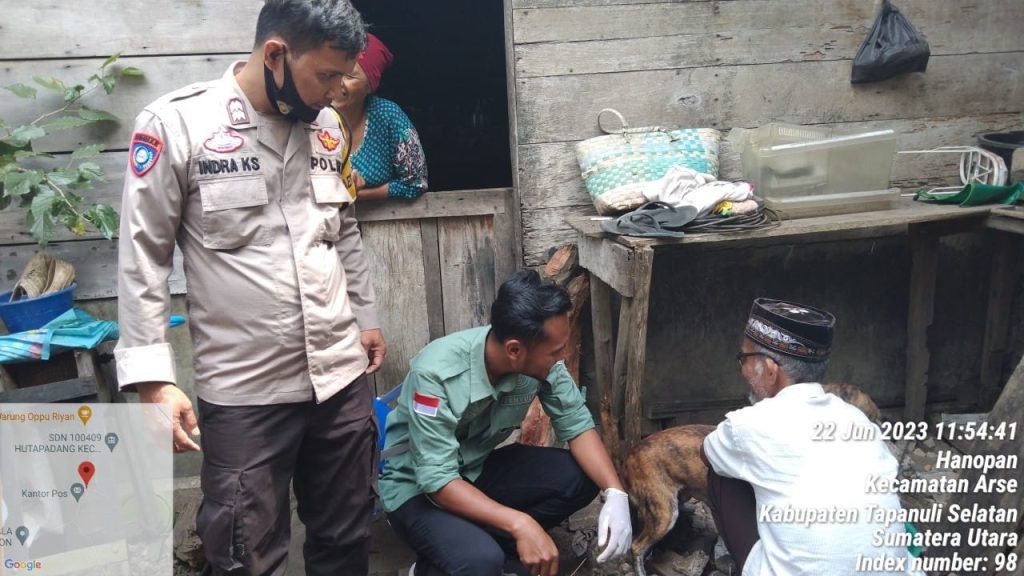 Virus Rabies Viral, Polsek Sipirok Bantu Dinas Pertanian Tapsel Vaksin Hewan Peliharaan Warga