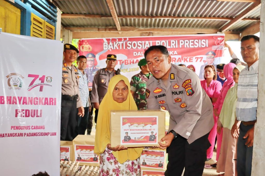 Penghuni Panti Jompo Sumringah Dapat Bantuan yang Dibawa AKP Alexander Piliang