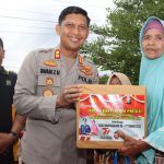 Kapolres Tapsel Bagikan Puluhan Paket Bansos