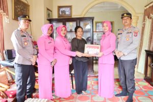 Kapolres Padangsidimpuan Beri Bingkisan ke Purnawirawan Polri 
