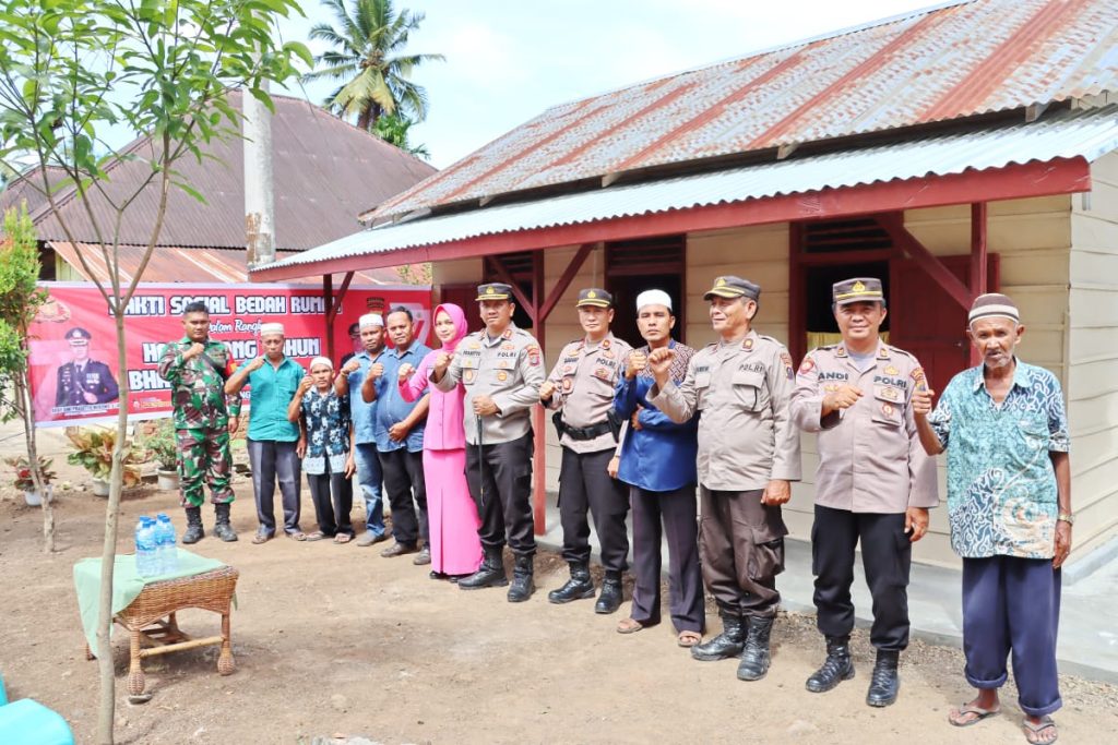 Momen Dinanti, Kapolres Padangsidimpuan Serahkan Kunci ke Penerima Bantuan Bedah Rumah