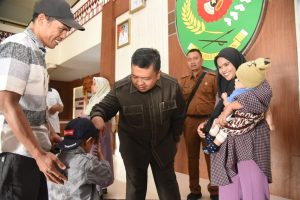 Jiwa Sosial Tinggi, Bupati Tapsel Beri Bantuan Ke Penyandang Masalah Kesejahteraan Sosial