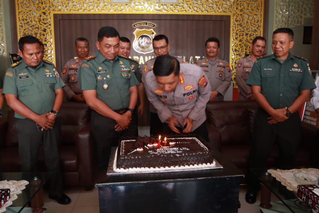 Buat Kejutan, Dandim 0212/TS Bawa Kue Ultah HUT Bhayangkara ke-77 ke Kapolres Tapsel