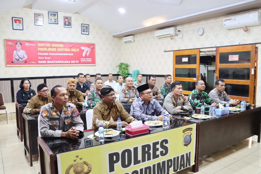 Polres Padangsidimpuan Nonton Wayang Kulit Pujakesuma dan Masyarakat