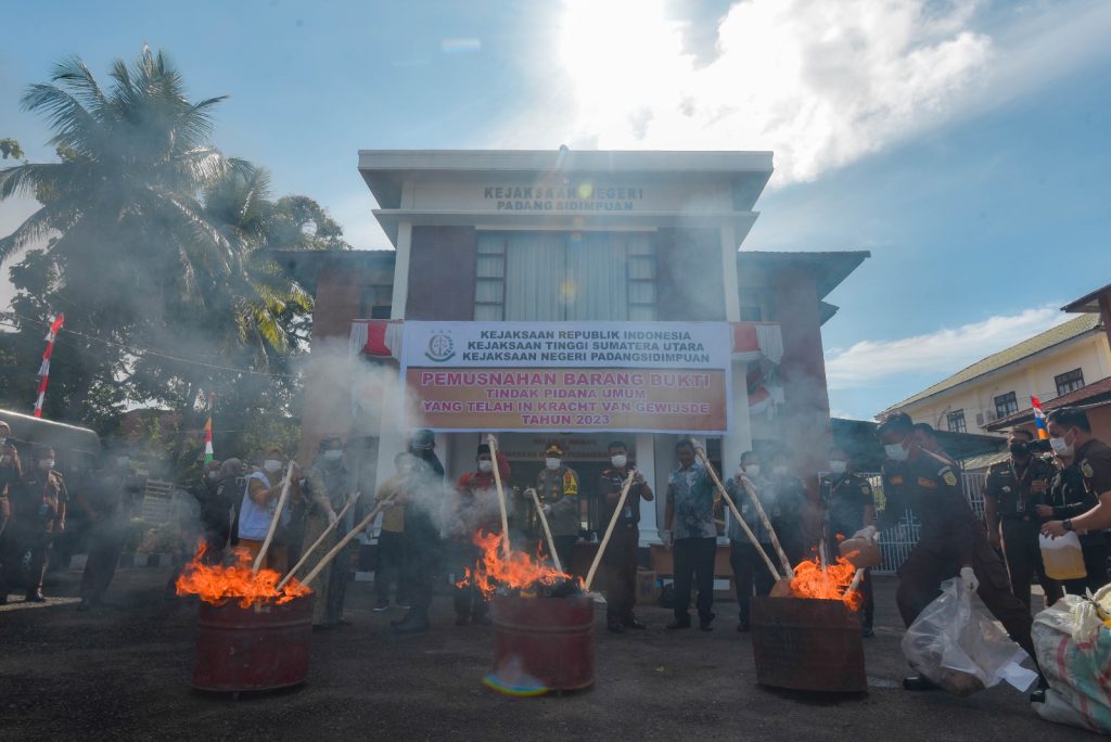 Kejari Padangsidimpuan Musnahkan 20 Kg Ganja dan 279 Gram Sabu