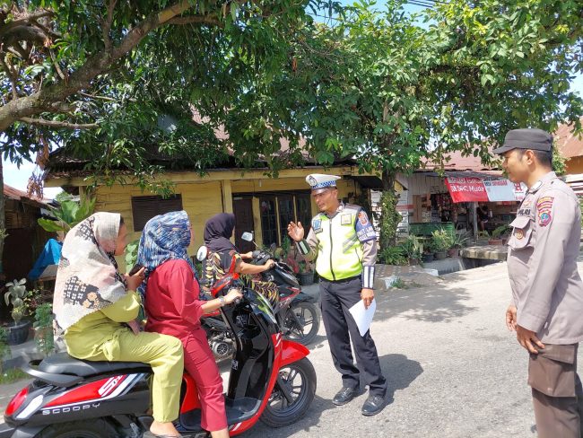Pengendara Sepeda Motor Kena Tegur Pos Lantas Padang Bolak
