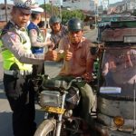 Polsek Batang Toru Bagikan Brosur Keselamatan Berlalu Lintas