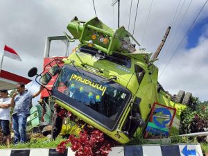 Rem Mendadak Blong, Truk CPO Terbalik di Sipirok Tapsel