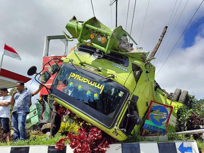 Truk CPO Terbalik di Sipirok Tapsel