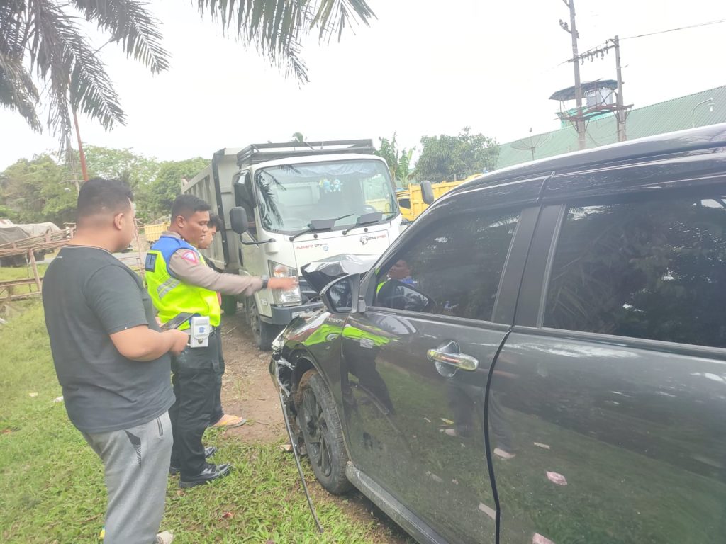 Gagal Nyalip, Truk Tabrak Minibus di Pargarutan Tapsel