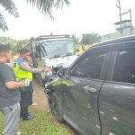 Truk Tabrak Minibus di Pargarutan Tapsel