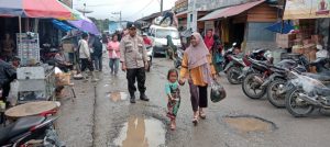 Cegah Kriminalitas, Polsek SD Hole Patroli di Pasar Simangambat