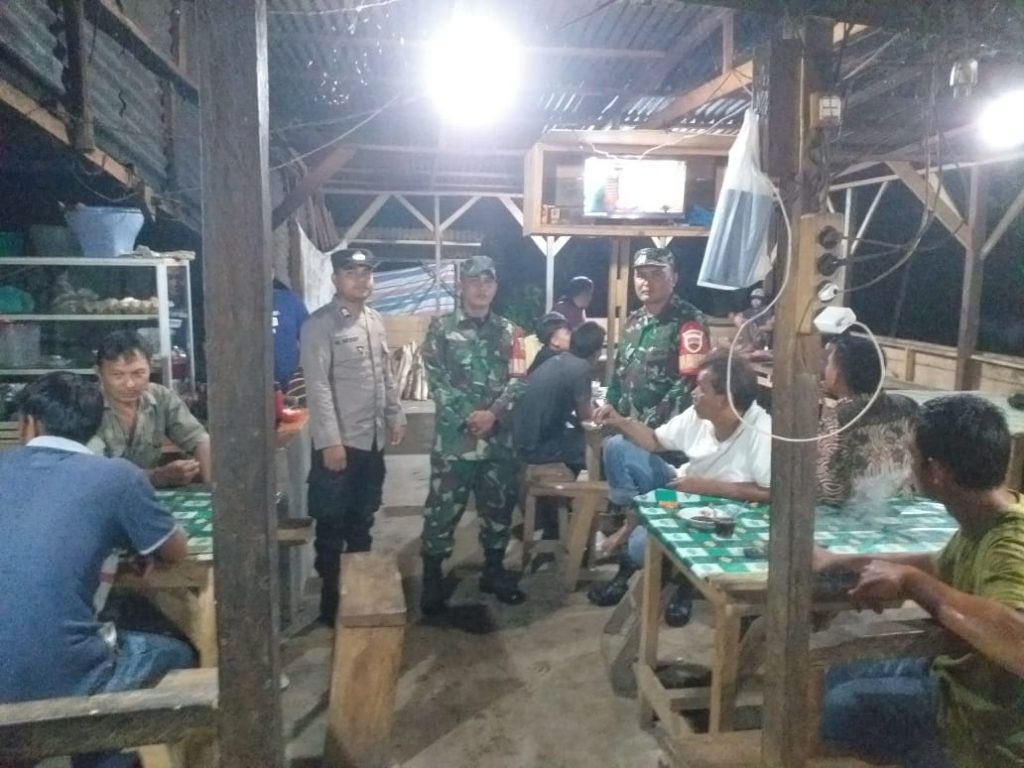 Ciptakan Keamanan, Polsek Dolok Kompak dengan TNI Patroli Skala Besar