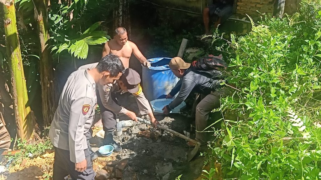 Bukti Nyata Kinerja Polri, Polsek Dolok Gotong Royong dengan Warga di Program Stop BABS