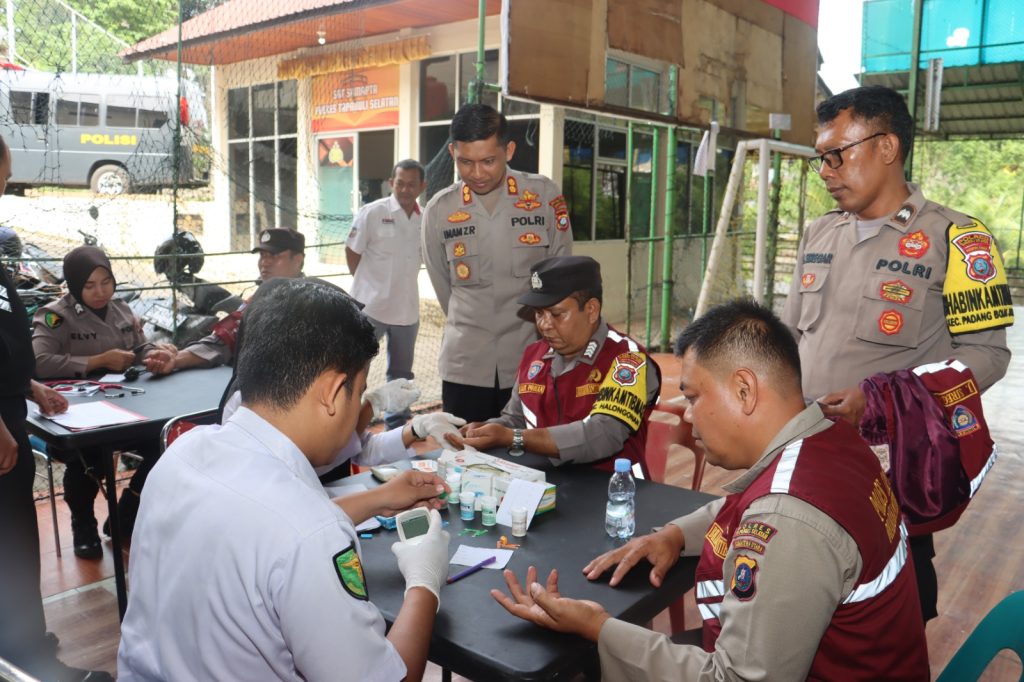 Aplikasikan Program Prioritas Kapoldasu, Polres Tapsel Tes Urine dan Cek Kesehatan Anggota