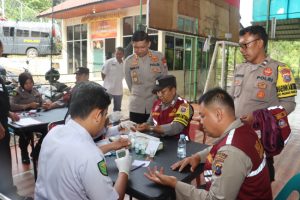Aplikasikan Program Prioritas Kapoldasu, Polres Tapsel Tes Urine dan Cek Kesehatan Anggota