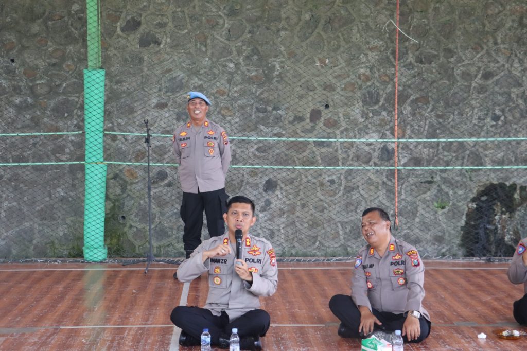 Sosok Pemimpin Peduli, AKBP Imam Duduk Sama Rendah Dengarkan Keluhan Bhabinkamtibmas   