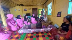 Sampaikan Belasungkawa, Ketua Bhayangkari Cabang Tapsel Melayat ke Rumah Duka Anggota