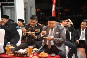 Bupati Tapsel dan Forkopimda Terlihat Kompak Menikmati Makan Sate Gerobak