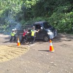Personel Polres Tapsel Berjibaku Dorong Mobil di Batu Jomba