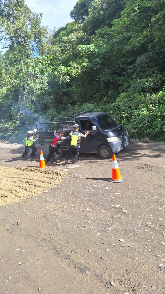 Personel Polres Tapsel Berjibaku Dorong Mobil di Jalan Lintas Batu Jomba