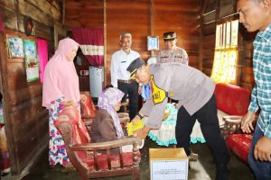 Sembari Cek Longsor, Kapolres Padangsidimpuan Beri Bantuan ke Warga Terdampak