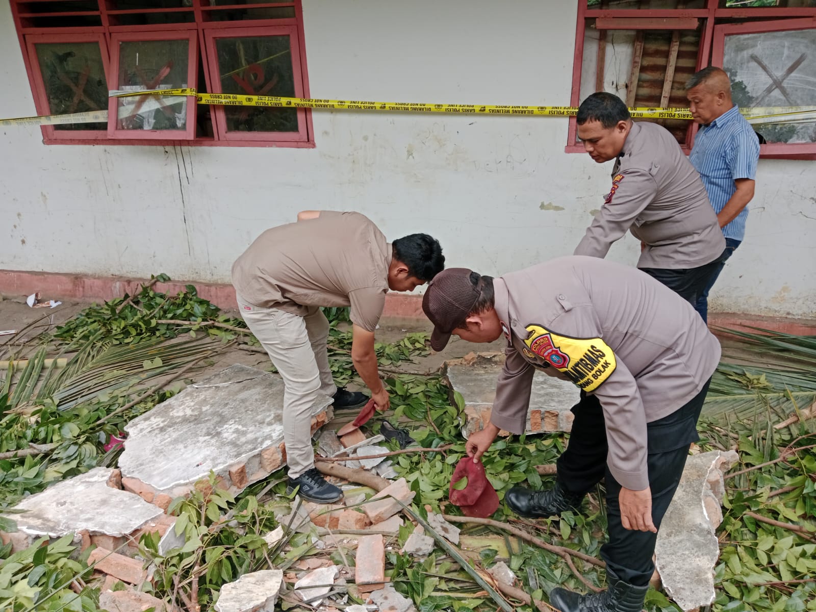 Tiga Siswa SD di Paluta Tertimpa Tembok Roboh