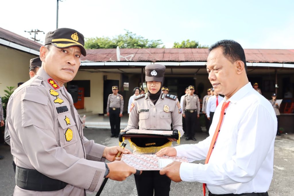 Wujud Apresiasi, Kapolres Padangsidimpuan Serahkan Piagam Penghargaan ke Personel Berprestasi