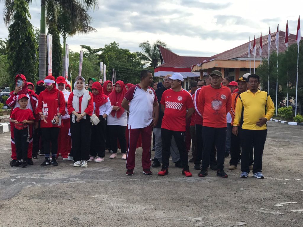 Meriahkan HUT RI ke-78, Polres Tapsel Ikuti Jalan Sehat Bersama Pemkab Paluta
