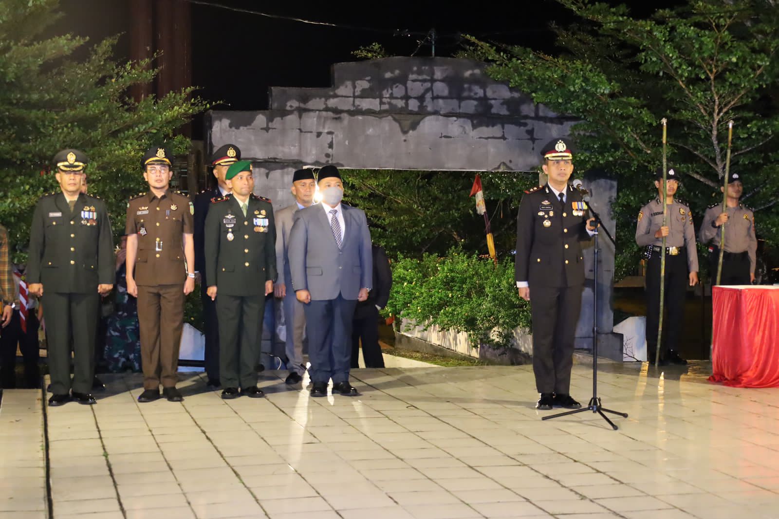 Kapolres Tapsel Apel Penghormatan dan Renungan Suci